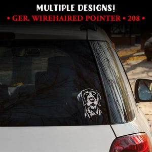 Könnte beinhalten: Ein weißer Vinyl-Aufkleber mit dem Kopf eines Deutsch Drahthaar-Hundes ist auf einer Autoscheibe angebracht. Der Aufkleber ist eine detaillierte Illustration. Der Text oben lautet "MULTIPLE DESIGNS!" und "GER. WIREHAIRED POINTER • 208 •".
