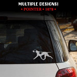 Puede incluir: Una calcomanía blanca de un perro Pointer en pose de carrera, con marcas negras, está adherida a la ventana trasera de un vehículo blanco. El texto "MULTIPLE DESIGNS! • POINTER • 1078 •" se muestra en la parte superior.