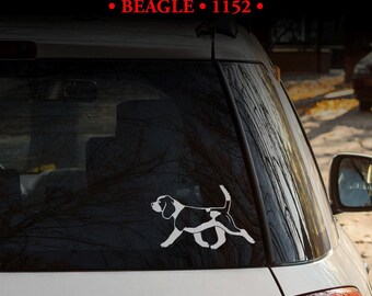 Könnte beinhalten: Ein weißer Vinyl-Aufkleber eines laufenden Beagles auf der Heckscheibe eines weißen Fahrzeugs. Der Text MULTIPLE DESIGNS! BEAGLE 1152 ist oben im Bild in Weiß und Rot vor einem dunklen Hintergrund zu sehen.