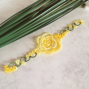 Yellow Rose Bookmark in Tatting Lace , Spring / Summer Wedding Favour , Variegated Rosa Version 1 imagem 3