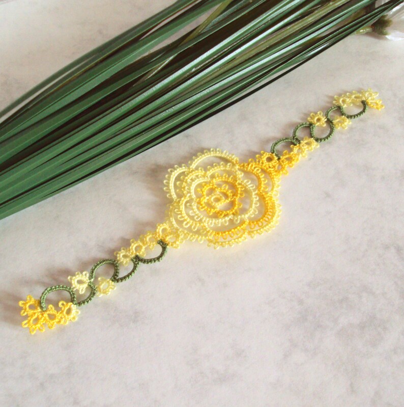 Yellow Rose Bookmark in Tatting Lace , Spring / Summer Wedding Favour , Variegated Rosa Version 1 imagem 3