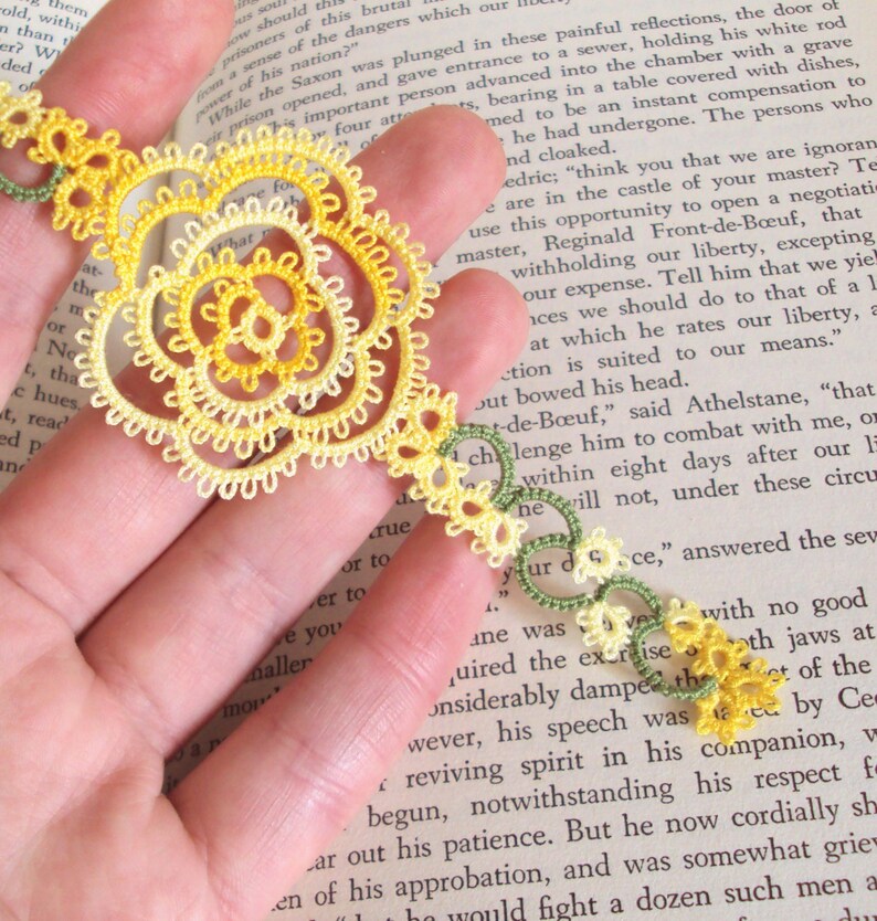 Yellow Rose Bookmark in Tatting Lace , Spring / Summer Wedding Favour , Variegated Rosa Version 1 imagem 4