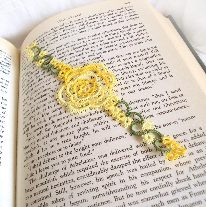 Yellow Rose Bookmark in Tatting Lace , Spring / Summer Wedding Favour , Variegated Rosa Version 1 imagem 2