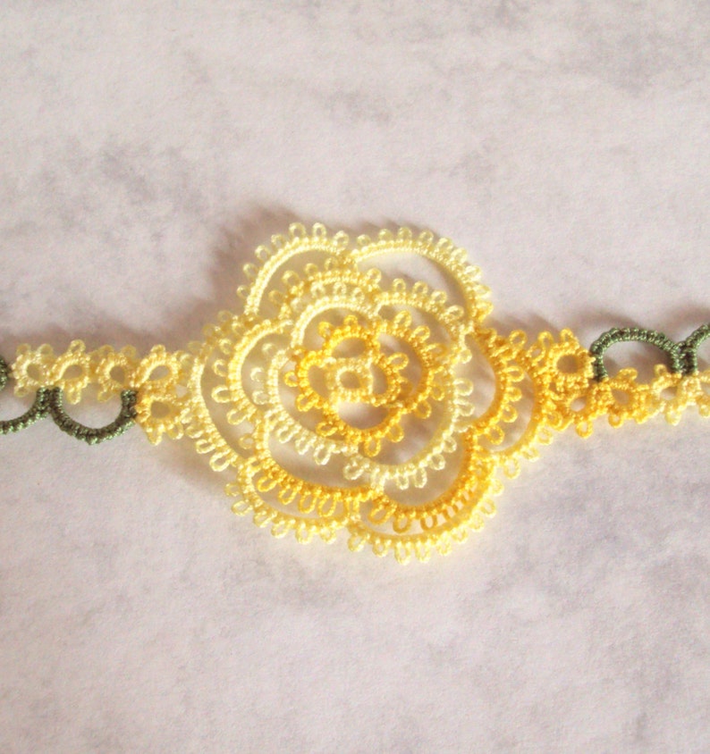 Yellow Rose Bookmark in Tatting Lace , Spring / Summer Wedding Favour , Variegated Rosa Version 1 imagem 5