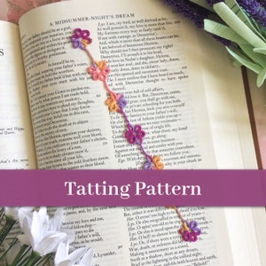 Könnte beinhalten: Ein Lesezeichen aus Häkelspitze mit einem floralen Muster in Lila, Rosa, Orange und Weiß. Das Lesezeichen liegt auf einem Buch mit Text aus Shakespeares Ein Sommernachtstraum. Der Text lautet: "Da ich übervoll von meinen eigenen Angelegenheiten war, habe ich es verloren. Aber, Demetrius, komm; Egeus, du sollst mit mir gehen, zur Privatschule für euch beide. Denn du, schöne Hermia, rüste dich, um dich dem Willen deines Vaters zu fügen; oder das Gesetz von Athen liefert dich - was wir abschwächen können - dem Tod oder einem Gelübde des Einzellebens. Demetrius, komm mit; komm, ta: wie geht es dir, meine Liebe? Ich muss dich in eine Angelegenheit beschäftigen, die unsere Hochzeit betrifft, und mit dir über etwas sprechen, das euch beide betrifft. Ege. Mit Respekt, Lysander und Hermia. Warum ist deine Wange so Wie jetzt"