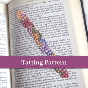 Puede incluir: Un marcapáginas de ganchillo colorido con un diseño multicolor. El marcapáginas está hecho de hilo delicado y tiene un patrón delicado e intrincado. El marcapáginas está colocado en un libro con el texto "Tatting Pattern" impreso en un fondo morado.