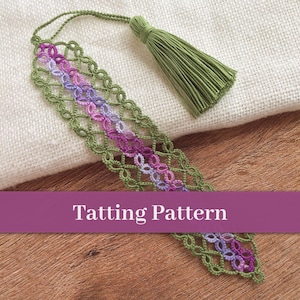 Puede incluir: Marcapáginas hecho a mano con un patrón de frivolité, borde verde y diseño central de anillos morados y lavanda. El marcapáginas tiene una borla verde y el texto "Tatting Pattern" en una pancarta morada.