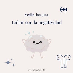Puede incluir: Una taza de cerámica blanca con un asa negra y el texto "But First, Coffee" en negrita negra. La taza está sobre una superficie de madera. La taza mide 10 cm de alto.