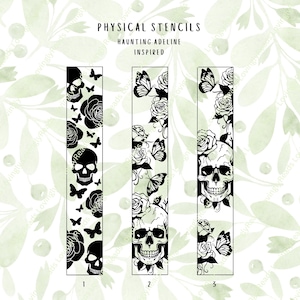 Puede incluir: Tres plantillas rectangulares verticales con diseños en tinta negra sobre un fondo claro. El texto dice PHYSICAL STENCILS HAUNTING ADELINE INSPIRED. Los diseños incluyen calaveras, rosas y mariposas en diversas disposiciones en las tres tiras.