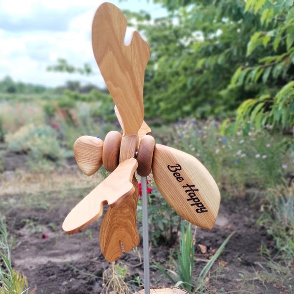 Houten bij windspinner – kinetische tuinsculptuur, draaimolen tuindecor, terrasdecoratie, tuincadeau