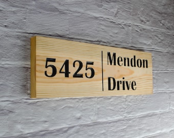 Letrero de dirección moderno de madera con nombre de calle – Placa de número de casa personalizada – Pino grabado