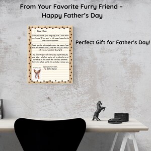 Pu&ograve; includere: Un biglietto per la festa del pap&agrave; con un messaggio da un animale domestico. Il biglietto ha uno sfondo beige con bordi di impronte di zampe e una foto di un cagnolino. Il testo recita "From Your Favorite Furry Friend - Happy Father's Day" e "Perfect Gift for Father's Day!"