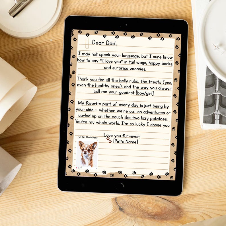 Pu&ograve; includere: Un tablet digitale mostra una lettera toccante a un padre dal suo animale domestico, con bordi di impronte di zampe e una foto. La lettera esprime amore e gratitudine, menzionando coccole e dolcetti. La foto dell'animale &egrave; in basso a sinistra.
