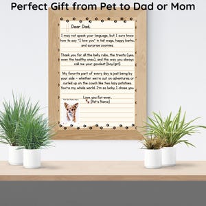 Pu&ograve; includere: Una stampa incorniciata con una cornice in legno, con una lettera scritta a mano da un animale domestico a un genitore. La lettera include testo come "Ti amo" e "goodest". &Egrave; inclusa una foto di un cane. Il titolo recita "Regalo perfetto dall'animale domestico a pap&agrave; o mamma".