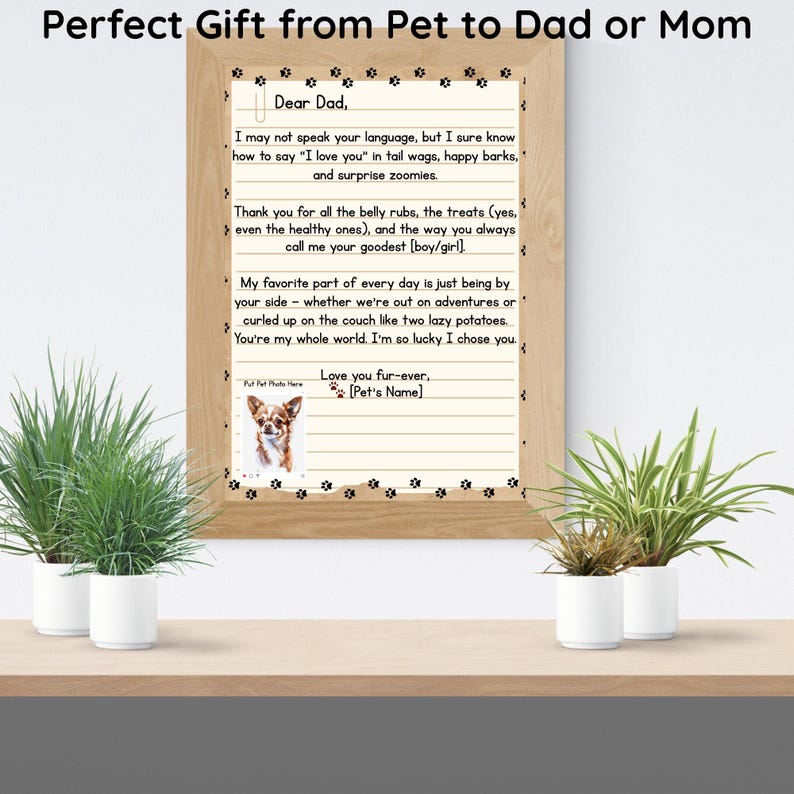 Pu&ograve; includere: Una stampa incorniciata con una cornice in legno, con una lettera scritta a mano da un animale domestico a un genitore. La lettera include testo come "Ti amo" e "goodest". &Egrave; inclusa una foto di un cane. Il titolo recita "Regalo perfetto dall'animale domestico a pap&agrave; o mamma".
