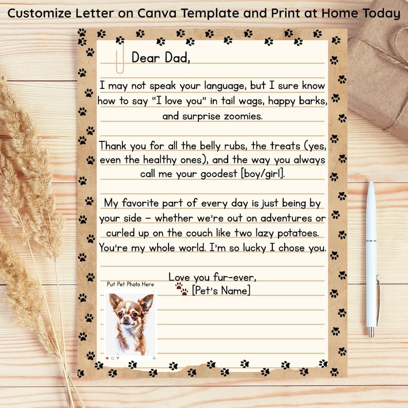 Pu&ograve; includere: Modello di lettera personalizzabile a tema cane, con impronte di zampe e spazio per una foto dell'animale domestico. Il testo recita "Caro pap&agrave;", con un messaggio d'amore dall'animale domestico. Include una penna e un regalo confezionato.
