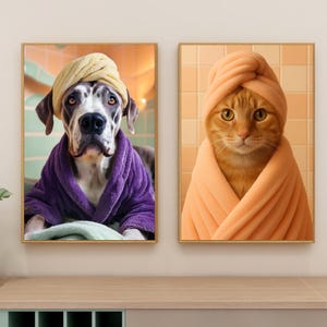 Peut inclure: Deux impressions encadrées d'un chien et d'un chat portant des serviettes sur la tête. Le chien est un grand danois avec des taches noires et blanches et porte une serviette violette. Le chat est orange et porte une serviette orange.