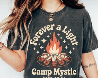 Camiseta "Forever a Light Camp Mystic 2025", unisex, cómoda y elegante para aficionados y amantes de las actividades al aire libre. Ideal para hombres y mujeres.