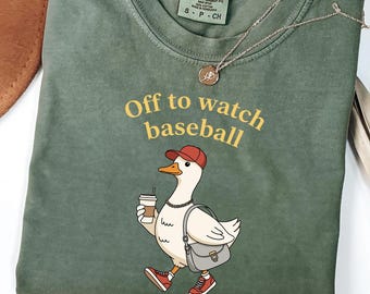 Camiseta divertida de béisbol con un ganso gracioso, camiseta "Off to Watch Baseball", regalo retro para mamás aficionadas al béisbol, camiseta con un lindo ganso y café, camiseta Comfort Colors©