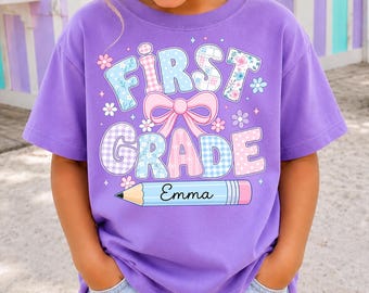 Camiseta personalizada para niños con nombre para la vuelta al cole, camiseta de primer grado para niña, camiseta preppy de primer grado para niñas, conjunto para el primer día de clase de primaria
