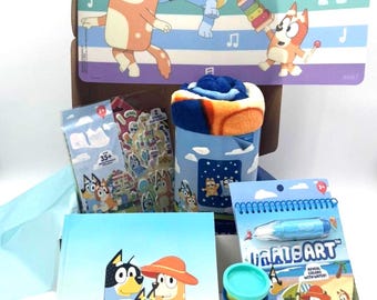 Diversión en la playa durante las vacaciones con artículos con temática de perro azul