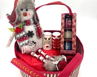 Winter Dekor mit Schneemann, Rentier und Weihnachtsbaum