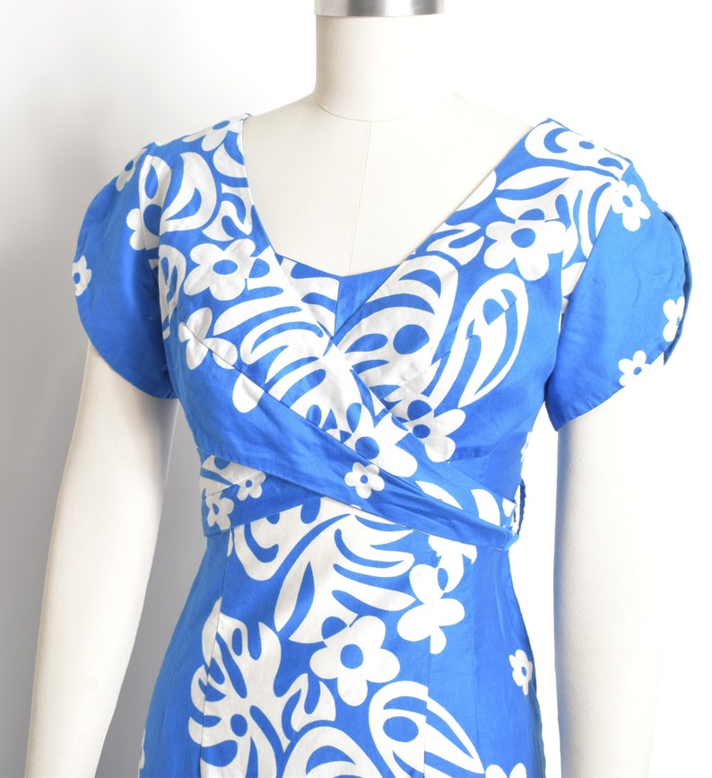 Vintage 1960s Dress / 60s Hawaiian Floral Wrap Dress / Blue White XS extra small image 5