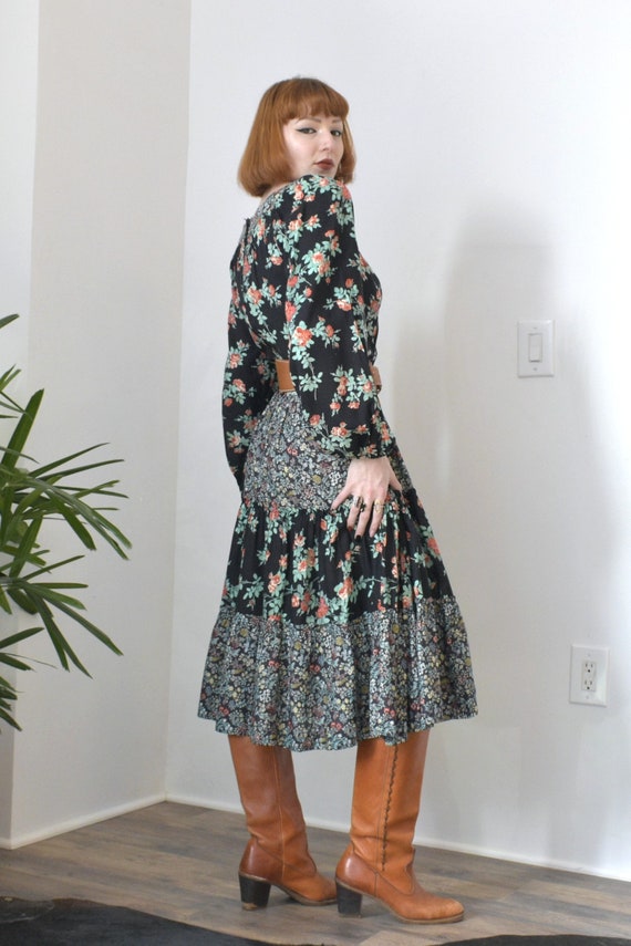 Vintage 1970s Dress / 70s Dark Floral Rayon Peasa… - image 6