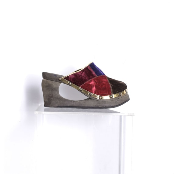 Vintage 1970s Clogs / 70s Velvet Clogs with Cutout