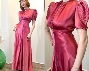 Vintage 1940s Dress / 40s Satin Dressing Gown with Trapunto Sleeves / Pink ( S M )