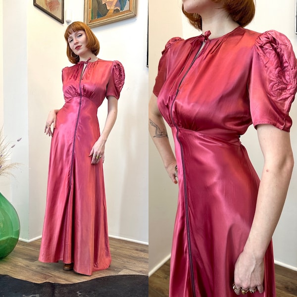 Vintage 1940er Jahre Kleid / 40er Jahre Satin Morgenmantel mit Trapunto-Ärmeln / Rosa ( S M )