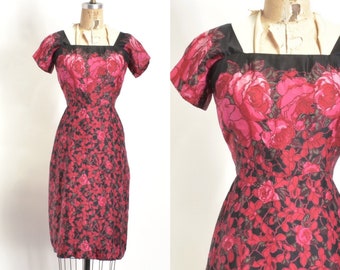 Vestido vintage de los años 50 / Vestido de cóctel de seda con estampado de rosas de los años 50 / Rosa negro (talla M)
