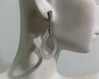 Teardrop / Post Earrings