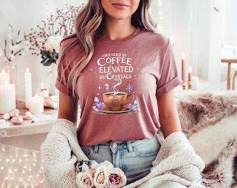 Camiseta de Manifestación de Café y Cristales: Camiseta Espiritual para Mujer