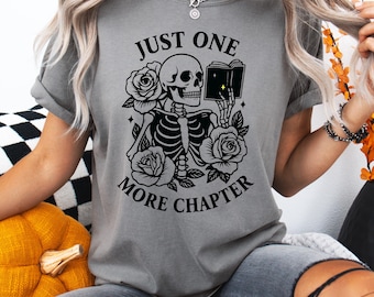 Camiseta de lectura de esqueleto espeluznante: camiseta de colores cómodos para amantes de los libros de Halloween