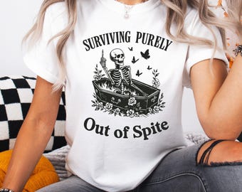 Lustiges Skelett-Shirt | Überleben nur aus Trotz | Komfort Farben Gothic Tee