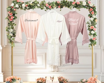 Klasyczny koronkowy szlafrok dla druhny z imieniem, prezent na przygotowania i baby shower dla druhen