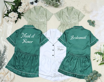 Satynowy komplet piżamowy dla panny młodej, spersonalizowany strój do przygotowań, spersonalizowana piżama z imieniem na poranek ślubu, piżama ślubna na miesiąc miodowy