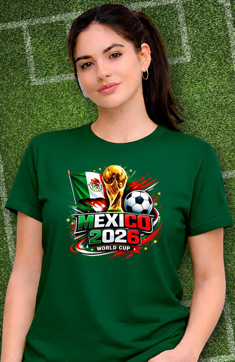 Puede incluir: Camiseta verde con el texto "MEXICO 2026 WORLD CUP", un bal&oacute;n de f&uacute;tbol, el trofeo de la Copa del Mundo y la bandera mexicana. La camiseta la lleva una persona sobre un fondo verde.