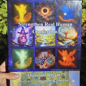 以下が含まれることがあります： 「Strengthen Real Human Connection」のテキストと画像のコラージュが特徴の箱。箱には「Quantum Dream Kingdom of Strengths & Emotions」のテキストも含まれており、ポジティブ心理学に基づいています。