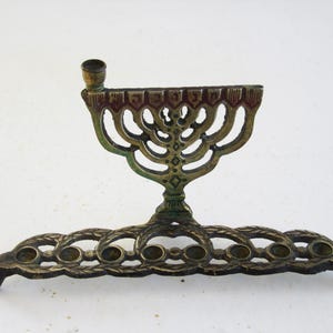 Menorá de Janucá antigua de latón macizo, judaica hecha en Israel