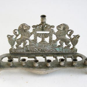 Una menorá de Hanukkah vintage de metal, judaica, hecha en Israel.