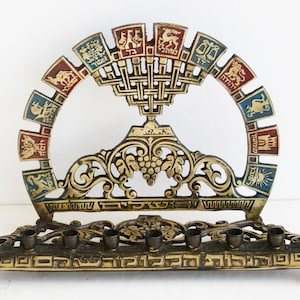 Una hermosa menorá de Hanukkah vintage de latón macizo, hecha de Judaica en Israel.