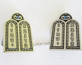 Metall Tallit Clips Halter Jüdischer Gebetsschal Jejuda, hergestellt in Israel mit den Steintafeln und den zehn Geboten im Tempel.