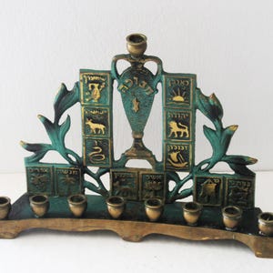 Una menorá de Janucá vintage de latón macizo, judaica hecha en Israel.