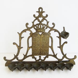 Una menorá de hanukkah vintage de latón macizo, menorá de hanuka, chanukia, menorá de chanukah, judaica hecha en Israel por &quot;Openheim&quot; y firmada.