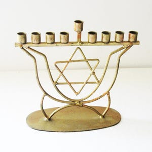 Una menorá de Hanukkah vintage de metal, judaica, hecha en Israel.