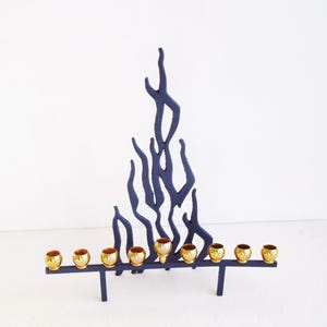 Una menorá de hanukkah vintage de latón macizo, menora de hanuka, chanukia, menorá de chanukah, judaica hecha en Israel.