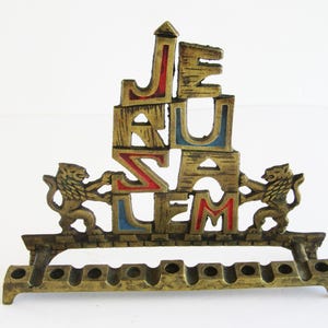 Una menorá de hanukkah vintage de latón macizo fabricada en Israel. janukiá, menorá, hanuka menorá.