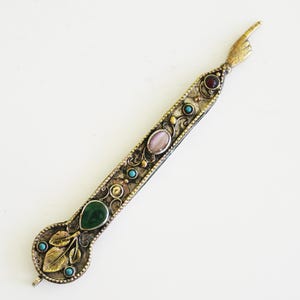 Zabytkowy wskaźnik Tory z Turkmenistanu, artefakt religijny z niskiej jakości srebra